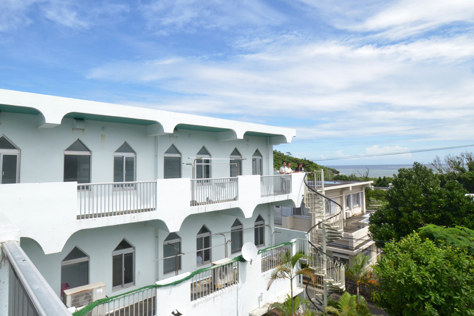 西表島の白い館「西表アイランドホテル」のベランダとベランダからの景色の写真